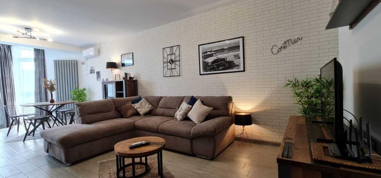 Vintage Breeze Apartment - Spa Pools Resort Mamaia Bagian luar foto