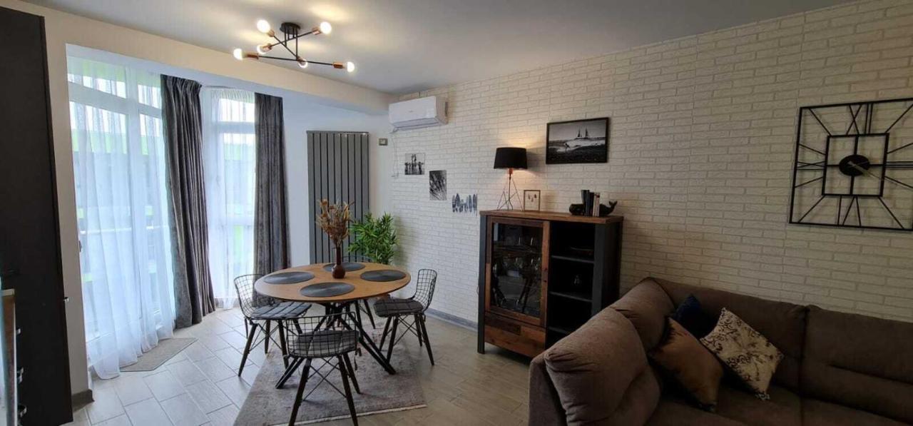 Vintage Breeze Apartment - Spa Pools Resort Mamaia Bagian luar foto