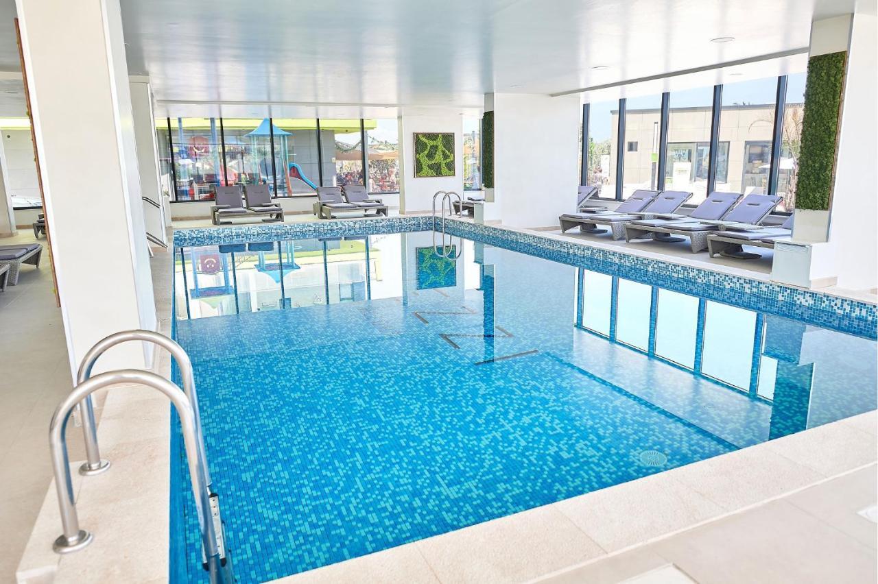 Vintage Breeze Apartment - Spa Pools Resort Mamaia Bagian luar foto