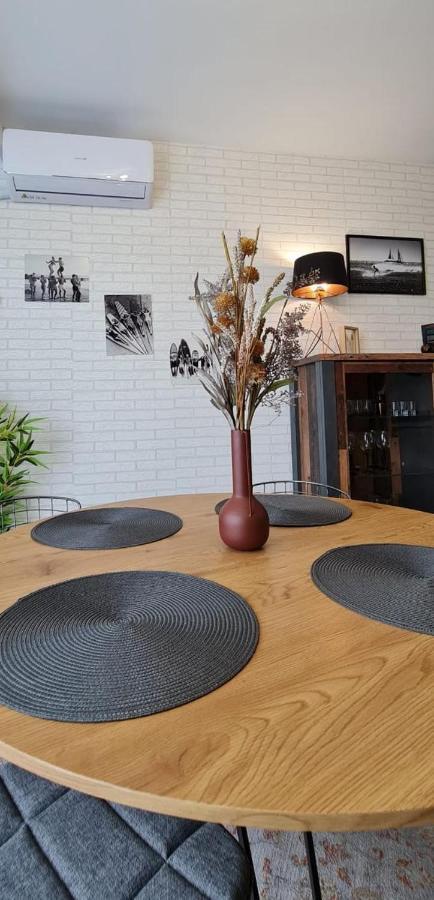 Vintage Breeze Apartment - Spa Pools Resort Mamaia Bagian luar foto